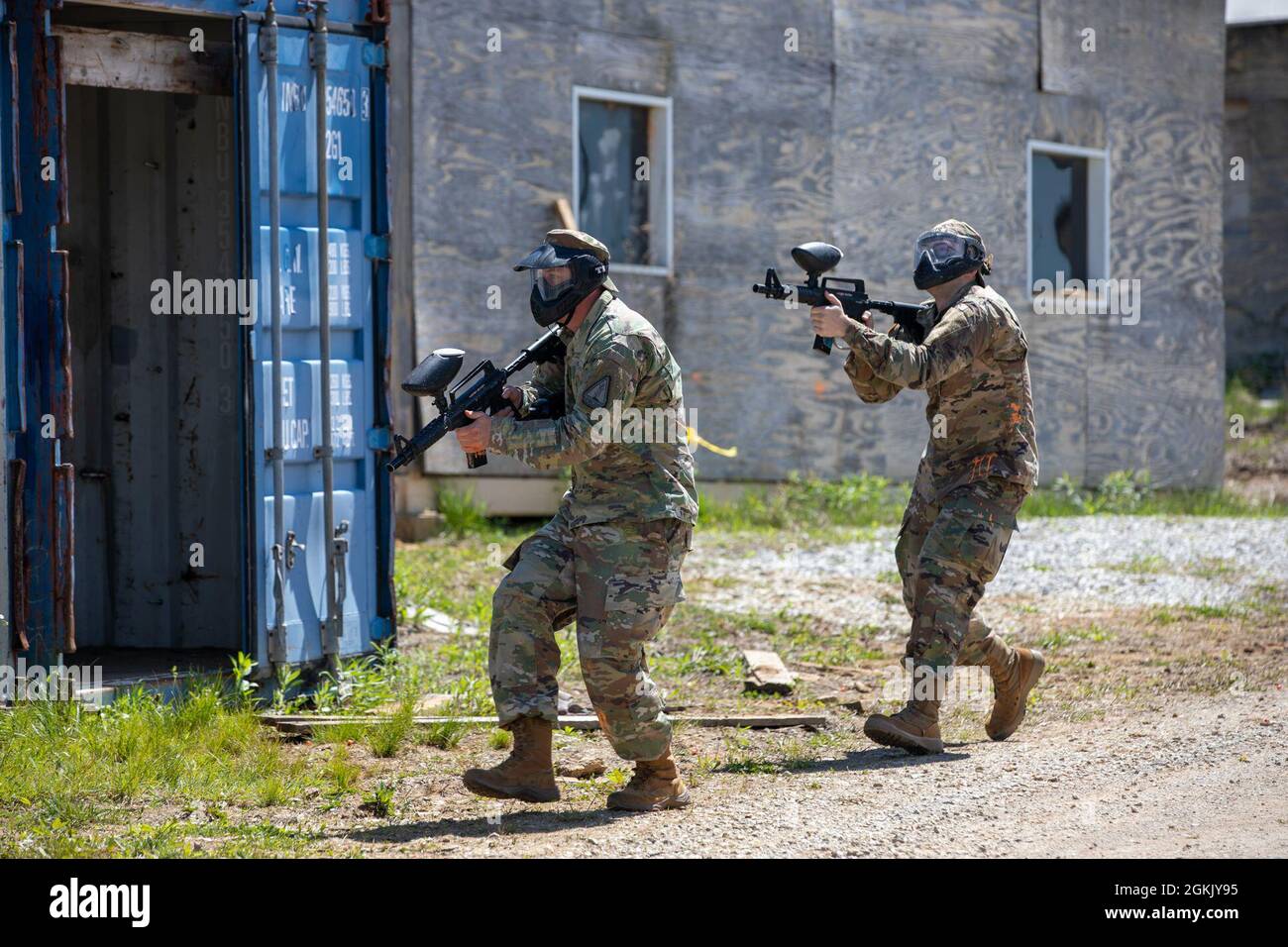 Die Einheiten des Burlington und Morehead Recruit Sustainment Programms mit Recruiting und Retention führten im Muscatatuck Urban Training Center grundlegende Infanterietaktiken und das Training der Truppenbewegung über Paintball-Iterationen durch. Ein Kampfgefährte zieht sich zusammen, um sich zu bedecken. Stockfoto