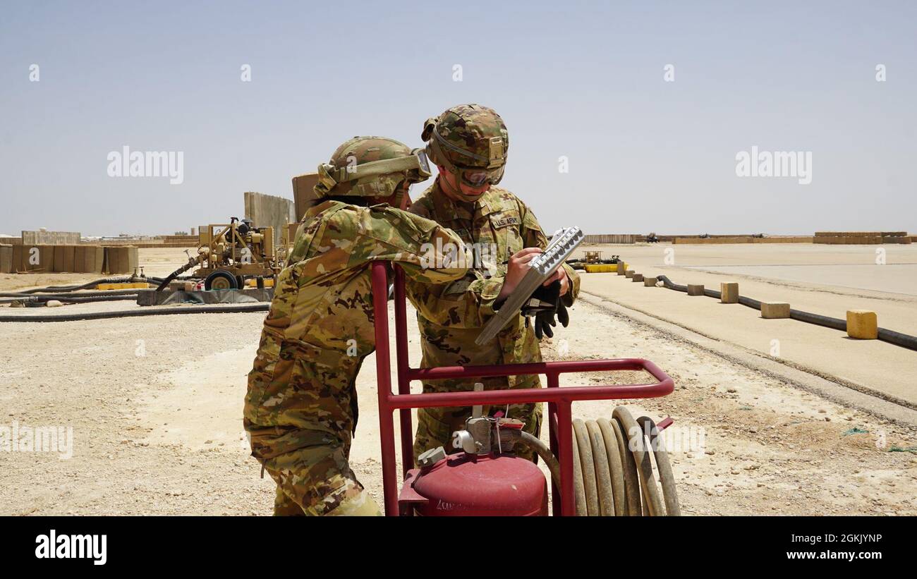 Sgt. Izet Murillo und Sgt. Cory Stewart überprüft den Papierkram vor dem „heißen“ Tanken von UH-60 Black Hawk Hubschraubern. Stockfoto