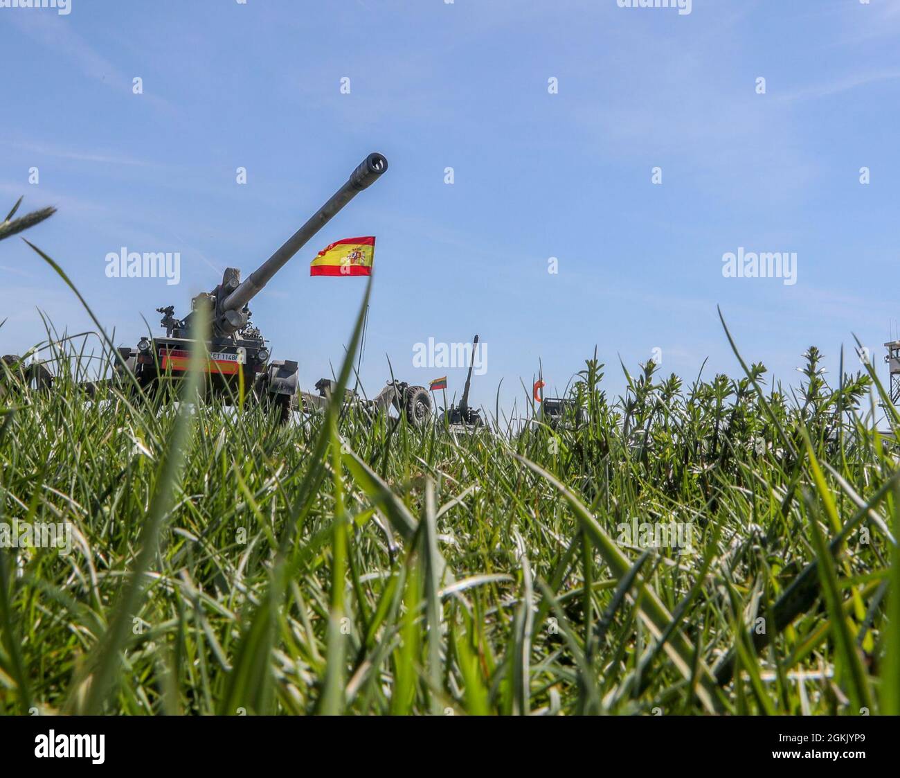 Das Field Artillery Rocket Launcher Regiment, Spanish Land Forces, zeigt sein Integrated Field Artillery System im Rahmen des Dynamic Front 21 Academics Day, am 09. Mai 2021 auf dem Vilseck Army Air Field, Deutschland. Die Dynamic Front 21 umfasst rund 1,800 Teilnehmer aus 15 Nationen vom 3. Bis 21. Mai 2021 im Trainingsgebiet der US-Armee in Grafenwoehr, Deutschland, und in Torun, Polen. DF21 ist eine vom 7. Army Training Command geleitete, von der US Army Europe und Afrika geleitete Übung, die darauf ausgerichtet ist, die Bereitschaft, die Letalität und die Interoperabilität zu erhöhen, indem sie die Fähigkeit von Verbündeten und Partnerländern ausübt, gemeinsame f zu integrieren Stockfoto