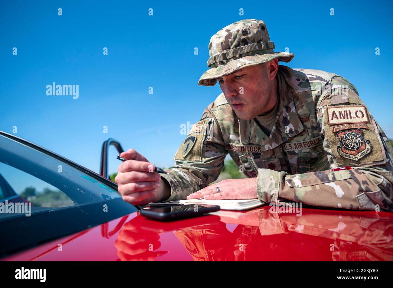 Christopher McClintock, Leiter der Flugmobilitätsabteilung der US Air Force, 621st Mobility Support Operations Squadron, überprüft seine Notizen am 9. Mai 2021 während einer Telefonkonferenz zu Swift Response 21 auf dem Luftwaffenstützpunkt Cheshnegirovo, Bulgarien. McClintock war der führende Luftwaffenplaner der US Army Europe für SR21 und der führende AMLO für die gemeinsame Zwangseinreiseübung in Bulgarien. Stockfoto