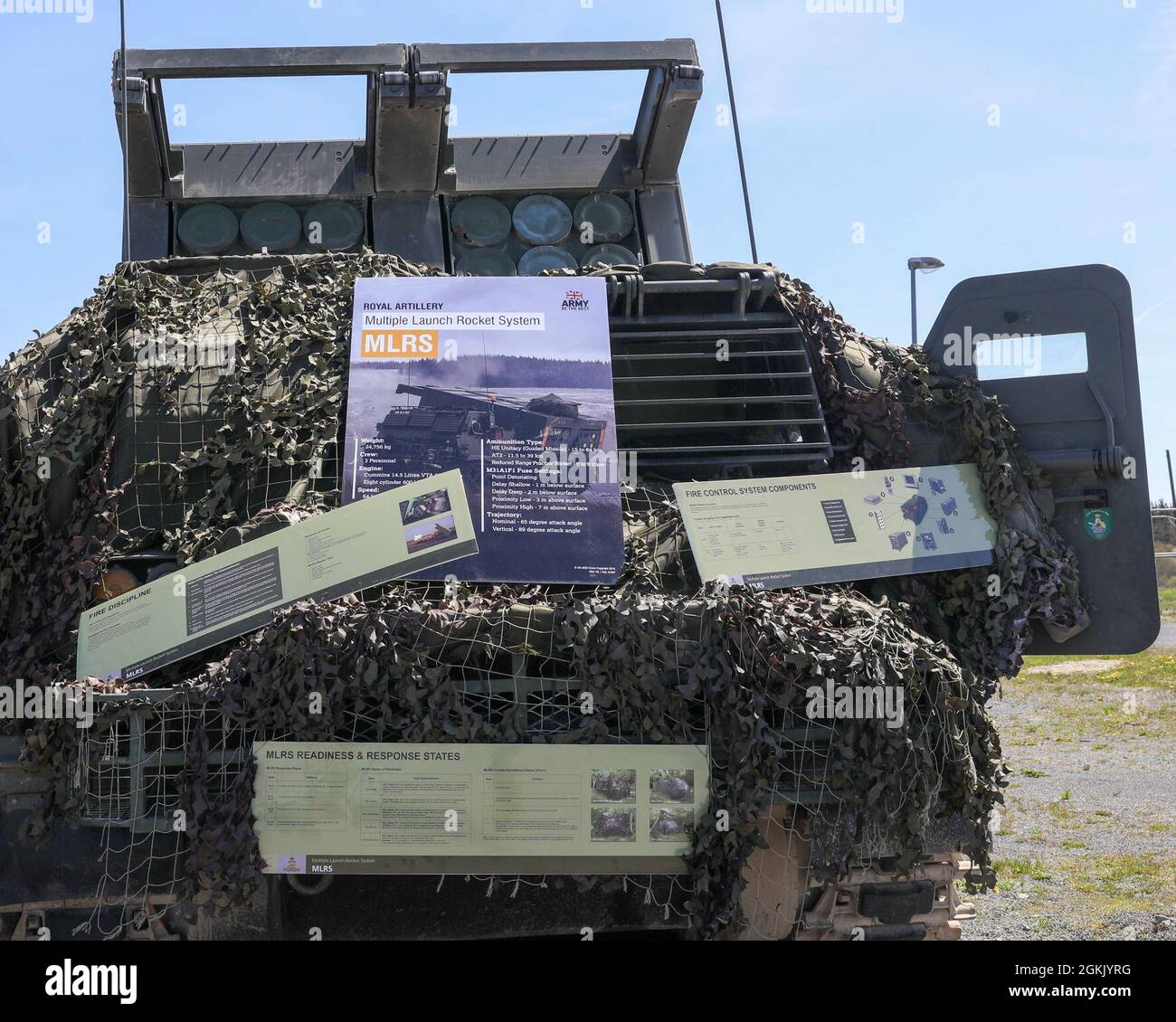 Das 26. Regiment Royal Artillery of her Majesty’s Armed Forces, M270 Multiple Launch Rocket System ist im Rahmen des Dynamic Front 21 Academics Day auf dem Vilseck Army Air Field, Deutschland, am 09. Mai 2021 zu sehen. Die Dynamic Front 21 umfasst rund 1,800 Teilnehmer aus 15 Nationen vom 3. Bis 21. Mai 2021 im Trainingsgebiet der US-Armee in Grafenwoehr, Deutschland, und in Torun, Polen. DF21 ist eine vom 7. Army Training Command geleitete, von der US Army Europe und Afrika geleitete Übung, die darauf ausgerichtet ist, die Bereitschaft, die Letalität und die Interoperabilität zu erhöhen, indem sie die Fähigkeit der Alliierten und Partnerländer ausübt, gemeinsames Feuer zu integrieren Stockfoto