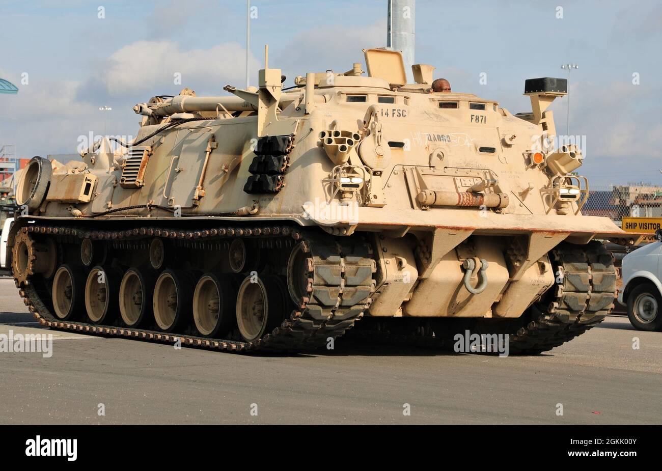 Ein M88-Rückgewinnungsfahrzeug, das der 1214. Forward Support Company, dem 1. Bataillon, dem 214. Field Artillery Regiment, der 648. Manöver Enhancement Brigade, der Georgia Army National Guard, zugewiesen wurde, bewegt sich am 10. Mai 2021 in Jacksonville, Florida, zu einem Laderampe. Der M88 war eines von über 200 Fahrzeugen der Nationalgarde der Georgia Army, die nach Marokko zur Teilnahme an der Übung Afrikanischer Löwe 21 eingesetzt wurden. Stockfoto