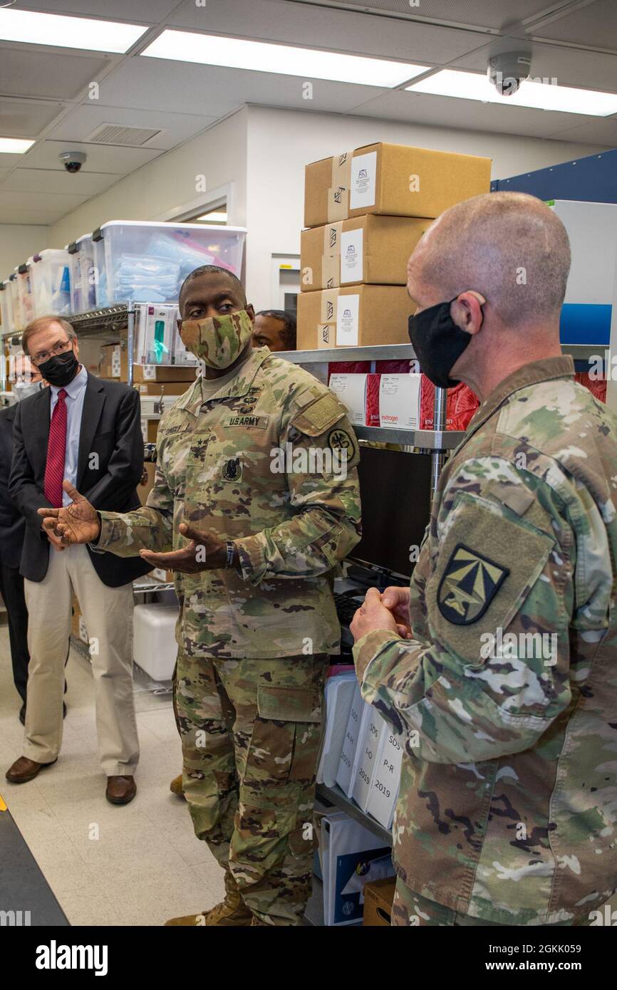 Der General der US-Armee, Generalleutnant R. Scott Dingle, unternahm eine Führung durch das Walter Reed Army Institute of Research (WRAIR), um mehr über die COVID-Pandemie und die Arbeit von WRAIR zur Bekämpfung dieser Pandemie zu erfahren. Robert B Walker, MD, Director of Health Strategy and Innovation, Generalleutnant R. Scott Dingle, Chirurg der US-Armee und COL Clinton Murray, MD, Commander, WRAIR (Bild links nach rechts). Stockfoto