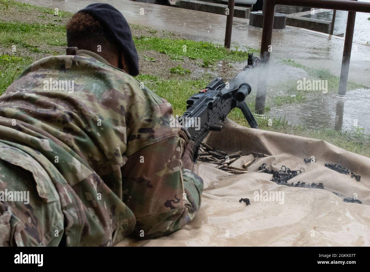 Technik. Sgt. Brittany Bain, Verteidigerin der 51. Sicherheitskräfte-Geschwader, feuert ein M240B-Maschinengewehr während der Police Week Memorial Ceremony auf dem Osan Air Base, Republik Korea, 10. Mai 2021. 107 Runden wurden gefeuert, eine für jede Strafverfolgungsbehörde und jeden Hund, der im vergangenen Jahr ihr Leben verloren hat. Stockfoto