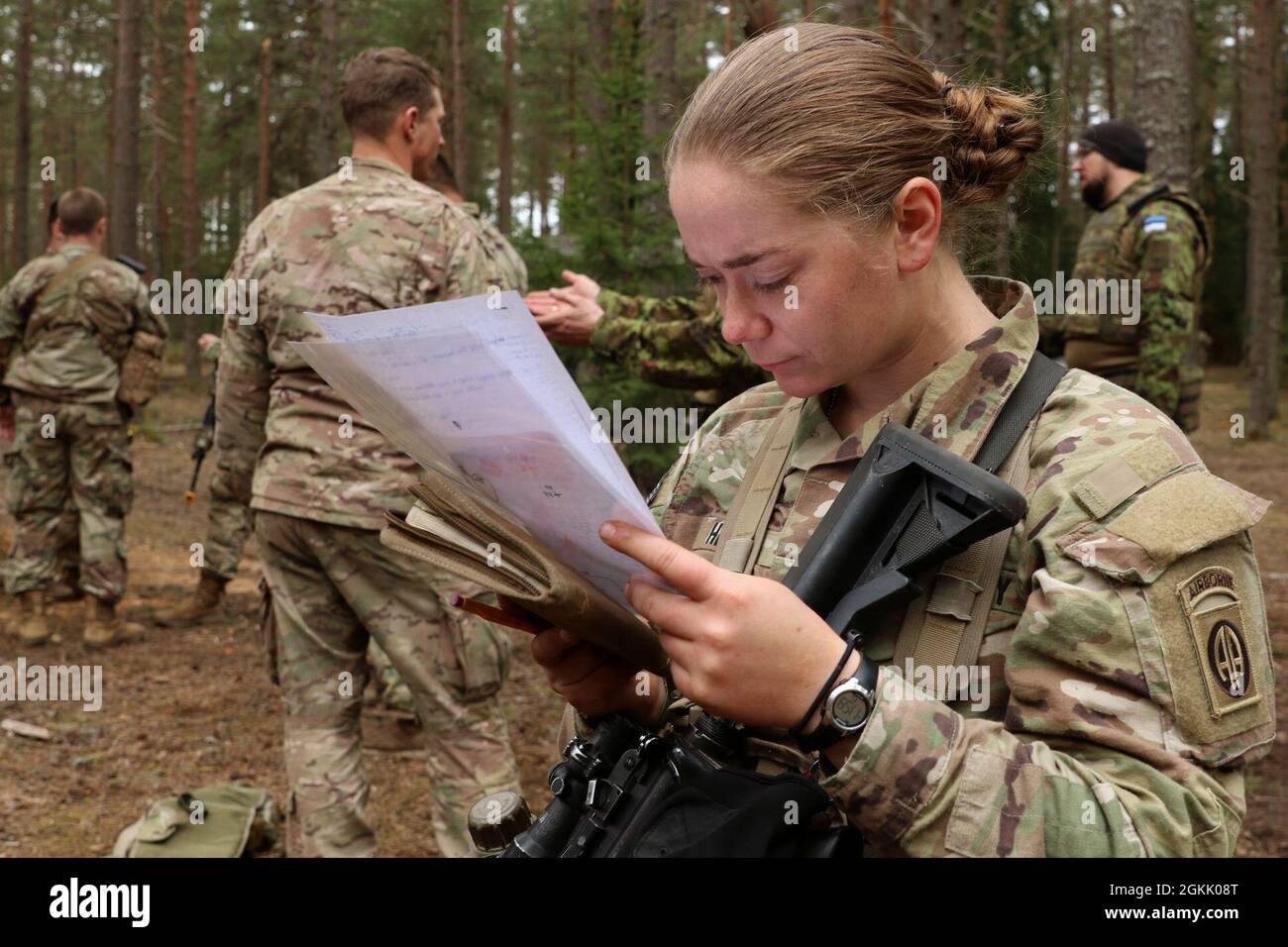 TAPA ZENTRALES TRAININGSGEBIET, Estland – die 3. Zugführer, 1. LT. Cheyenne Helsel, dem 5. Bataillon zugewiesen, überprüft das 73. Kavallerieregiment ihren Missionsplan für die Folgemissionen von Swift Response 21 in Estland. Einheiten der 3. Brigade, 82. Luftwaffeninfanterie-Division nahmen an Swift Response 21 Teil, einer verbundenen Übung von DEFENDER-Europe 21. DEFENDER-Europe 21 ist eine groß angelegte Übung unter Führung der US-Armee, die darauf ausgelegt ist, Bereitschaft und Interoperabilität zwischen den USA, NATO-Verbündeten und Partnermilitärs aufzubauen. In diesem Jahr werden mehr als 28,000 multinationale Streitkräfte aus 26 Nationen fast sim betreiben Stockfoto