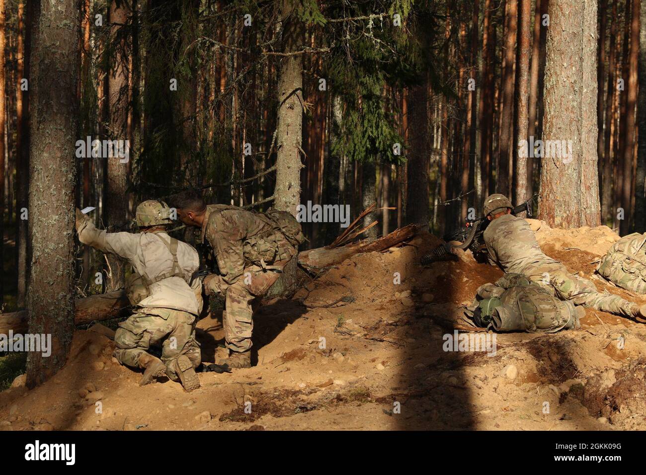 TAPA ZENTRALES TRAININGSGEBIET, Estland – Soldaten, die der Alpha-Truppe, dem 5. Bataillon, dem 73. Kavallerieregiment zugewiesen sind, ziehen während der Folgemissionen von Swift Response 21 an Sicherheit. Swift Response 21. Einheiten der 82. Airborne Infantry Division nahmen an Swift Response 21 Teil, einer verbundenen Übung von DEFENDER-Europe 21. DEFENDER-Europe 21 ist eine groß angelegte Übung unter Führung der US-Armee, die darauf ausgelegt ist, Bereitschaft und Interoperabilität zwischen den USA, NATO-Verbündeten und Partnermilitärs aufzubauen. In diesem Jahr werden mehr als 28,000 multinationale Streitkräfte aus 26 Nationen nahezu simultan Operationen über mehr als 30 Tr durchführen Stockfoto
