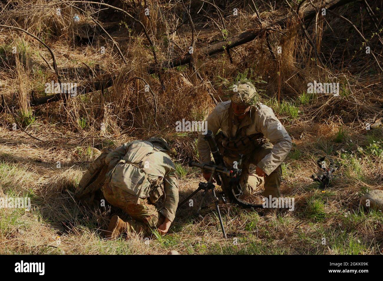 TAPA CENTRAL TRAINING AREA, Estland – Indirekte Feuerinfanteriesoldaten, die der Alpha-Truppe, dem 5. Bataillon und dem 73. Kavallerieregiment zugewiesen sind, starten während der Folgemissionen von Swift Response 21 fiktive Runden. Swift Response 21 10. Mai 2021. Einheiten der 82. Airborne Infantry Division nahmen an Swift Response 21 Teil, einer verbundenen Übung von DEFENDER-Europe 21. DEFENDER-Europe 21 ist eine groß angelegte Übung unter Führung der US-Armee, die darauf ausgelegt ist, Bereitschaft und Interoperabilität zwischen den USA, NATO-Verbündeten und Partnermilitärs aufzubauen. In diesem Jahr werden mehr als 28,000 multinationale Streitkräfte aus 26 Nationen zusammenkommen Stockfoto