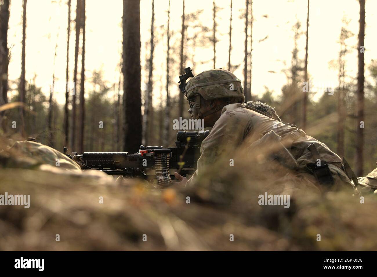 TAPA ZENTRALES TRAININGSGEBIET, Estland – Soldaten, die der Alpha-Truppe, dem 5. Bataillon, dem 73. Kavallerieregiment zugewiesen sind, ziehen während der Folgemissionen von Swift Response 21 an Sicherheit. Swift Response 21. Einheiten der 82. Airborne Infantry Division nahmen an Swift Response 21 Teil, einer verbundenen Übung von DEFENDER-Europe 21. DEFENDER-Europe 21 ist eine groß angelegte Übung unter Führung der US-Armee, die darauf ausgelegt ist, Bereitschaft und Interoperabilität zwischen den USA, NATO-Verbündeten und Partnermilitärs aufzubauen. In diesem Jahr werden mehr als 28,000 multinationale Streitkräfte aus 26 Nationen nahezu simultan Operationen über mehr als 30 Tr durchführen Stockfoto