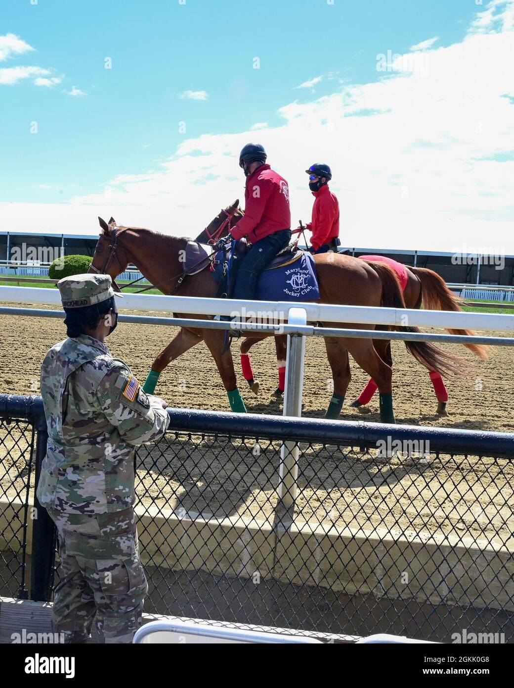 US Army Brig. Gen. Janeen Birckhead, Kommandantin der Nationalgarde der Armee von Maryland, besucht am 10. Mai 2021 die Impfklinik für den Pimlico-Rennkurs in Baltimore, Maryland. Birckhead leitet die Vaccine Equity Task Force, eine Initiative zur Förderung eines gleichberechtigten Zugangs zum COVID-19-Impfstoff in ganz Maryland. Stockfoto