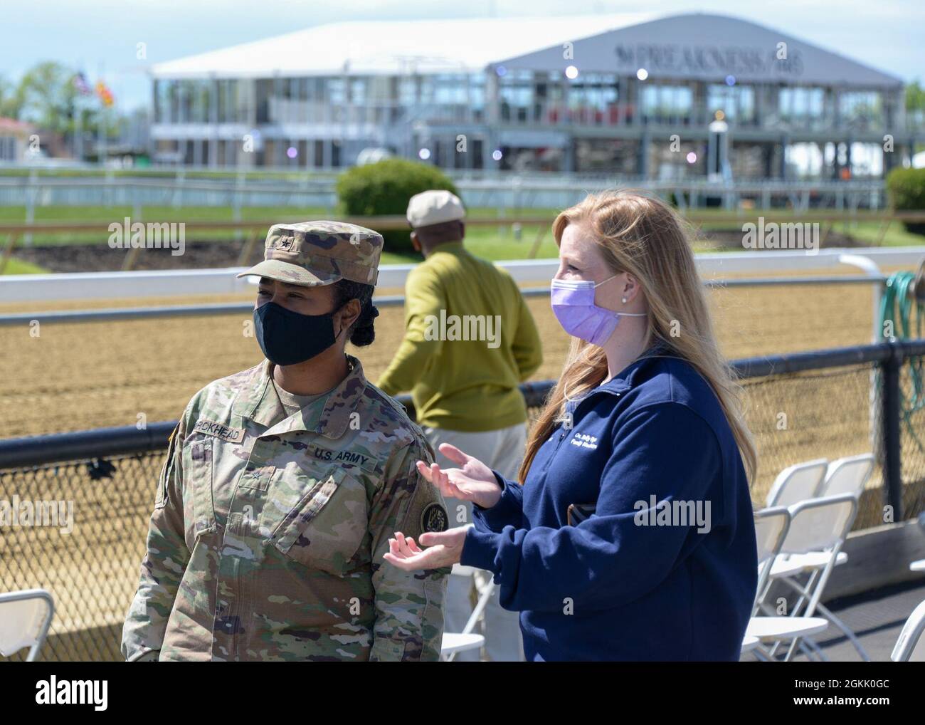 US Army Brig. Gen. Janeen Birckhead, Kommandantin der Nationalgarde der Armee von Maryland, besucht am 10. Mai 2021 die Impfklinik für den Pimlico-Rennkurs in Baltimore, Maryland. Birckhead leitet die Vaccine Equity Task Force, eine Initiative zur Förderung eines gleichberechtigten Zugangs zum COVID-19-Impfstoff in ganz Maryland. Stockfoto