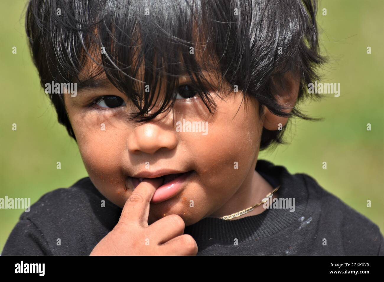 Ethnische asiatische Kleinkind Junge wollen sein Foto gemacht haben, volles Gesicht mit Spaß beobachten Stockfoto