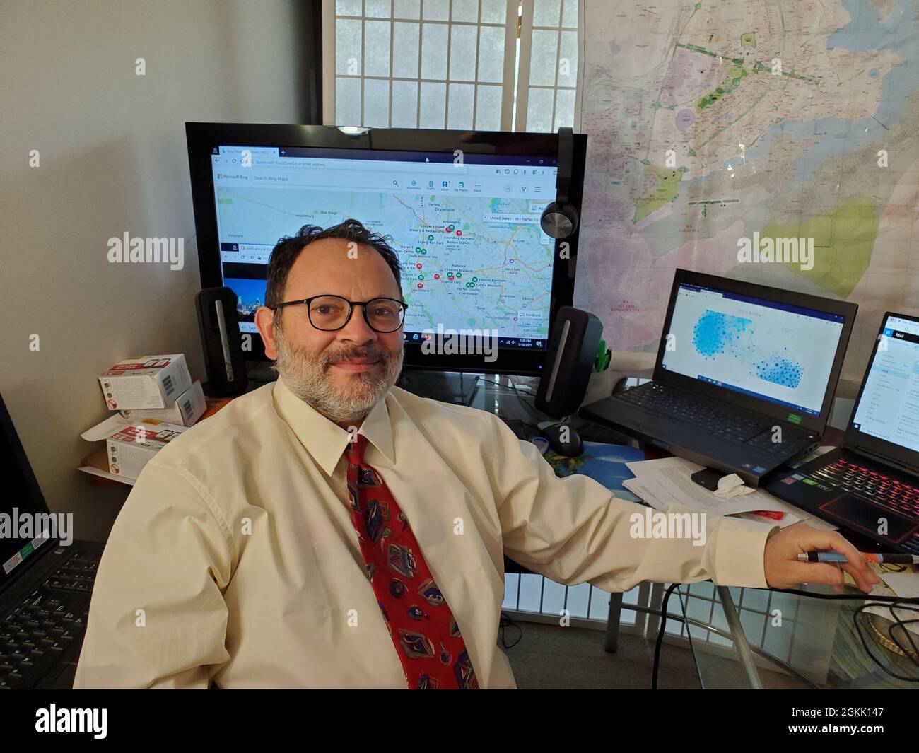 Ray Dos Santos, Mathematiker und Informatiker beim Geospatial Research Laboratory des U.S. Army Engineer Research and Development Center, Alexandria, Virginia, verwendet große Mengen historischer Daten, Aktivitäten in sozialen Medien und Nachrichtenartikel, um die besten Indikatoren zu identifizieren, wann und wo ein Terroranschlag stattfinden könnte. Dieser „Big Data“-Ansatz nutzt riesige Mengen verfügbarer Informationen zusammen mit High-End-Parallelverarbeitung, um wichtige Hinweise im Kampf gegen bösartige Aktivitäten zu finden. Stockfoto