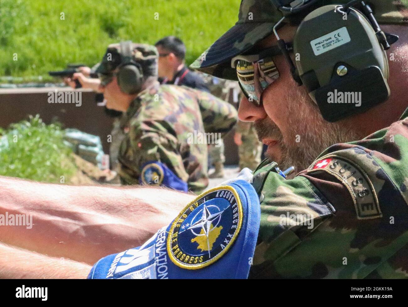 Ein militärischer Polizeibeamter der Schweizer Armee, der der NATO-geführten Kosovo-Armee zugewiesen wurde, feuert am 10. Mai 2021 während eines MP-Qualifikationstages im Camp Bondsteel, Kosovo, eine Pistole ab. MPS aus der ganzen KFOR kamen zusammen, um die „National Police Appreciation Week“ zu feiern. Stockfoto