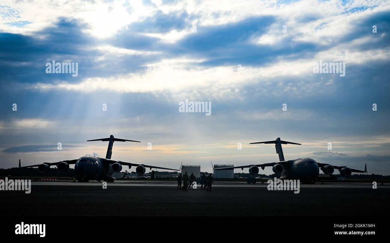 Die US-Luftwaffe, die der 15. Airlift Squadron zugewiesen wurde, hat vor dem Start auf der Joint Base Charleston, South Carolina, 10. Mai 2021 einen Crew-Auftrag. Die C-17 ist in der Lage, schnell strategische Truppen und alle Arten von Fracht an die wichtigsten operativen Basen oder direkt zu liefern Basen in den Einsatzgebieten. Stockfoto
