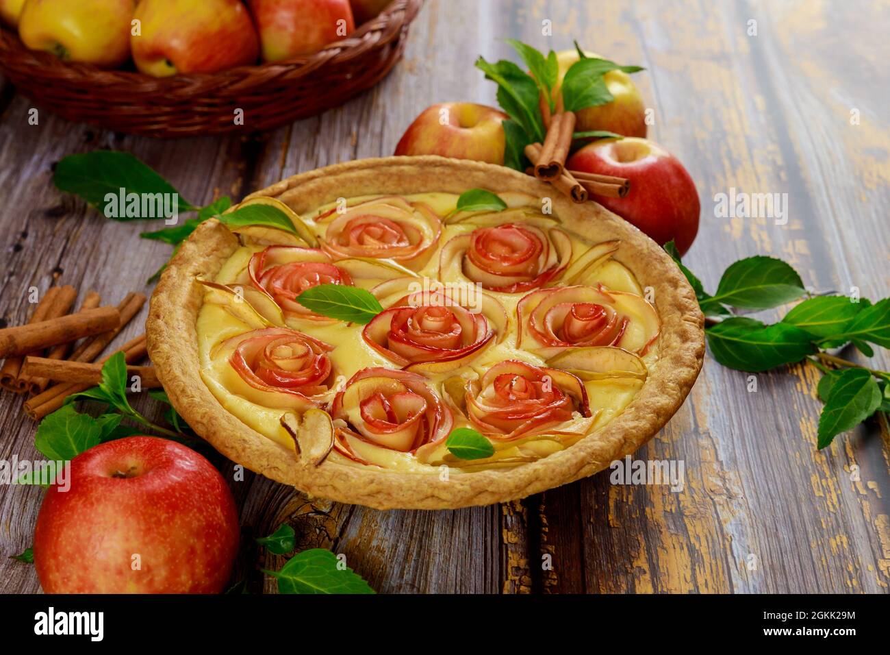 Herbstlicher Apfelkuchen mit Zimt und frischen Äpfeln. Stockfoto