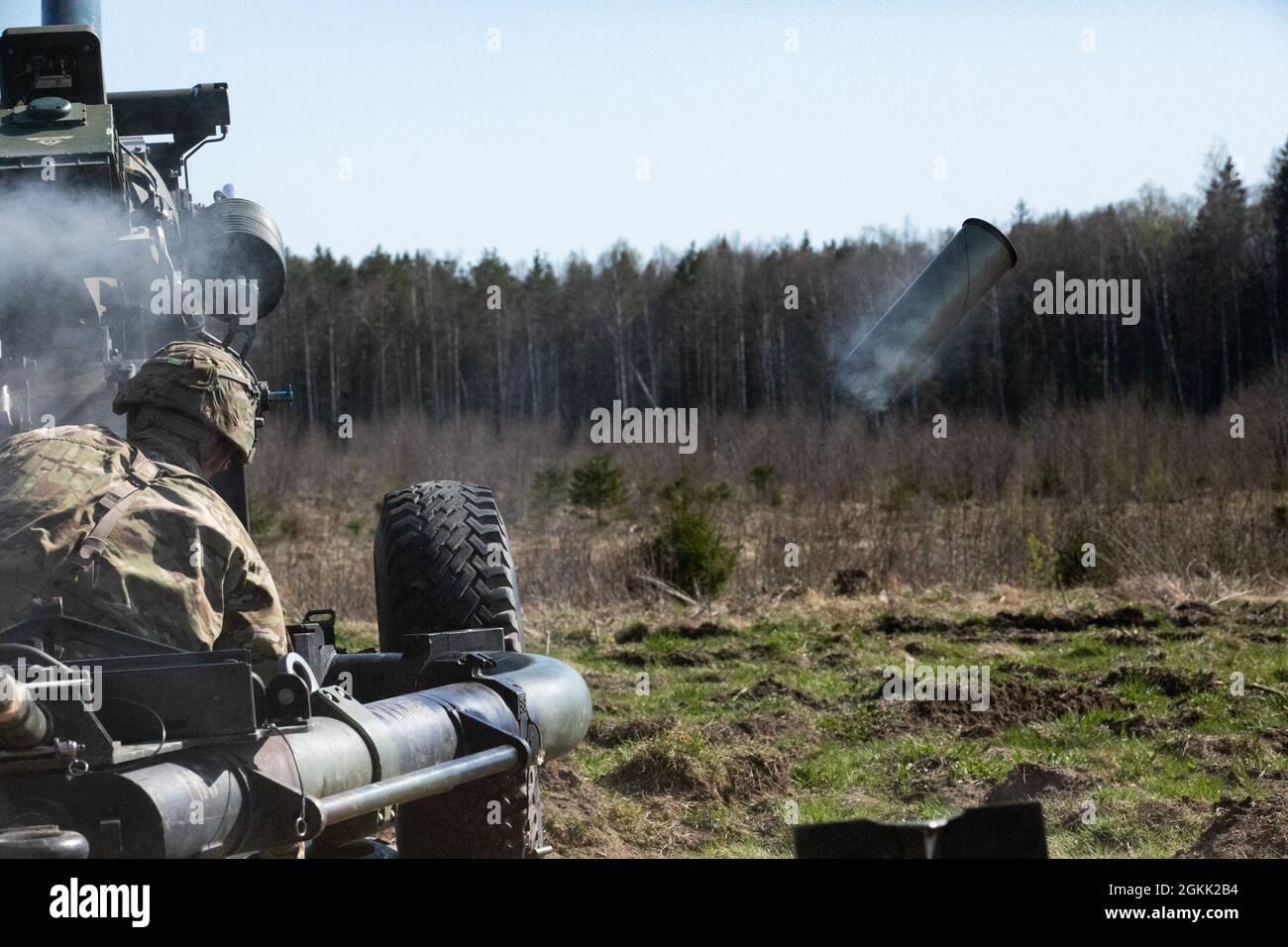 Ein US-Armeesoldat von Charlie Battery, 1. Bataillon, 319. Airborne Field Artillery Regiment, 3. Brigade Combat Team, 82. Airborne Division, schmißt während einer Feuerübung im Tapa Central Training Area, Estland, 11. Mai, eine ausgediente Panzerverkleidung von einer M119 105 mm Haubitze 2021 als Teil von Swift Response 21. Swift Response 21 ist eine verknüpfte Übung von DEFENDER-Europe 21, die spezielle Einsatzaktivitäten, Luftangriffe und Live-Feuerübungen in Estland, Bulgarien und Rumänien umfasst und die Interoperabilität zwischen NATO-Verbündeten und -Partnern in der Luft demonstriert. DEFENDER-Europe 21 ist ein Large-sc Stockfoto