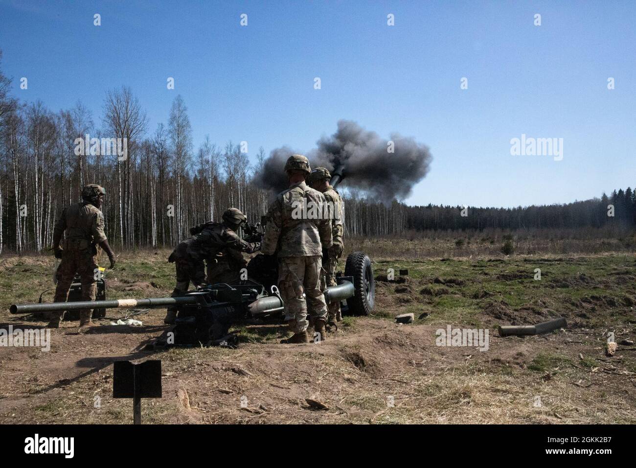 Soldaten der US-Armee von Charlie Battery, 1. Bataillon, 319. Luftfeldartillerieregiment, 3. Brigade Combat Team, 82. Luftlanddivision, feuern eine M119 105 mm Haubitze während einer Live-Feuerübung im Tapa Central Training Area, Estland, 11. Mai 2021 als Teil von Swift Response 21. Swift Response 21 ist eine verknüpfte Übung von DEFENDER-Europe 21, die spezielle Einsatzaktivitäten, Luftangriffe und Live-Feuerübungen in Estland, Bulgarien und Rumänien umfasst und die Interoperabilität zwischen NATO-Verbündeten und -Partnern in der Luft demonstriert. DEFENDER-Europe 21 ist eine groß angelegte US-Armee-geführte Übung de Stockfoto