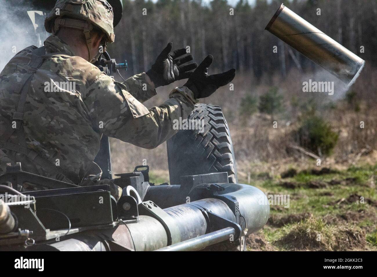 Ein US-Armeesoldat von Charlie Battery, 1. Bataillon, 319. Airborne Field Artillery Regiment, 3. Brigade Combat Team, 82. Airborne Division, schmißt während einer Feuerübung im Tapa Central Training Area, Estland, 11. Mai, eine ausgediente Panzerverkleidung von einer M119 105 mm Haubitze 2021 als Teil von Swift Response 21. Swift Response 21 ist eine verknüpfte Übung von DEFENDER-Europe 21, die spezielle Einsatzaktivitäten, Luftangriffe und Live-Feuerübungen in Estland, Bulgarien und Rumänien umfasst und die Interoperabilität zwischen NATO-Verbündeten und -Partnern in der Luft demonstriert. DEFENDER-Europe 21 ist ein Large-sc Stockfoto
