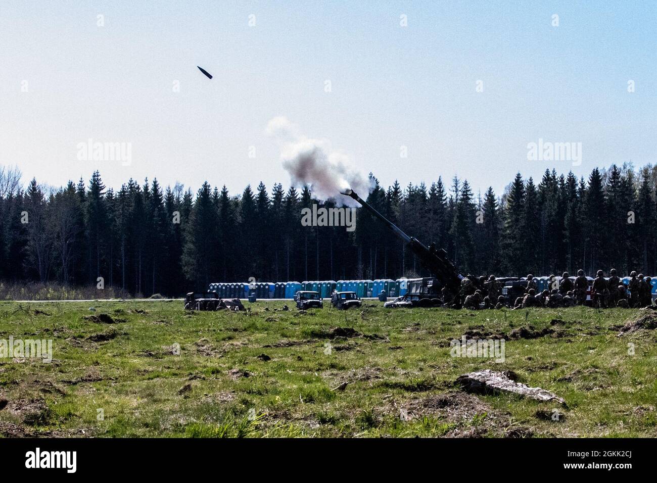 Soldaten der US-Armee von Charlie Battery, 1. Bataillon, 319. Airborne Field Artillery Regiment, 3. Brigade Combat Team, 82. Airborne Division, feuern während einer Live-Feuerübung im Tapa Central Training Area, Estland, 11. Mai 2021 eine 155 mm geschleppte Haubitze der M777 als Teil von Swift Response 21. Swift Response 21 ist eine verknüpfte Übung von DEFENDER-Europe 21, die spezielle Einsatzaktivitäten, Luftangriffe und Live-Feuerübungen in Estland, Bulgarien und Rumänien umfasst und die Interoperabilität zwischen NATO-Verbündeten und -Partnern in der Luft demonstriert. DEFENDER-Europe 21 ist ein groß angelegter US-Armee-geführt, der sich abriebfest Stockfoto