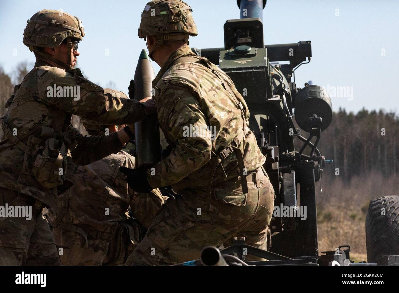 Soldaten der US-Armee von Charlie Battery, 1. Bataillon, 319. Airborne Field Artillery Regiment, 3. Brigade Combat Team, 82. Airborne Division, laden während einer Live-Feuerübung im Tapa Central Training Area, Estland, 11. Mai 2021 eine 105 mm Runde in eine M119-Haubitze im Rahmen von Swift Response 21. Swift Response 21 ist eine verknüpfte Übung von DEFENDER-Europe 21, die spezielle Einsatzaktivitäten, Luftangriffe und Live-Feuerübungen in Estland, Bulgarien und Rumänien umfasst und die Interoperabilität zwischen NATO-Verbündeten und -Partnern in der Luft demonstriert. DEFENDER-Europe 21 ist eine große US-Armee Stockfoto
