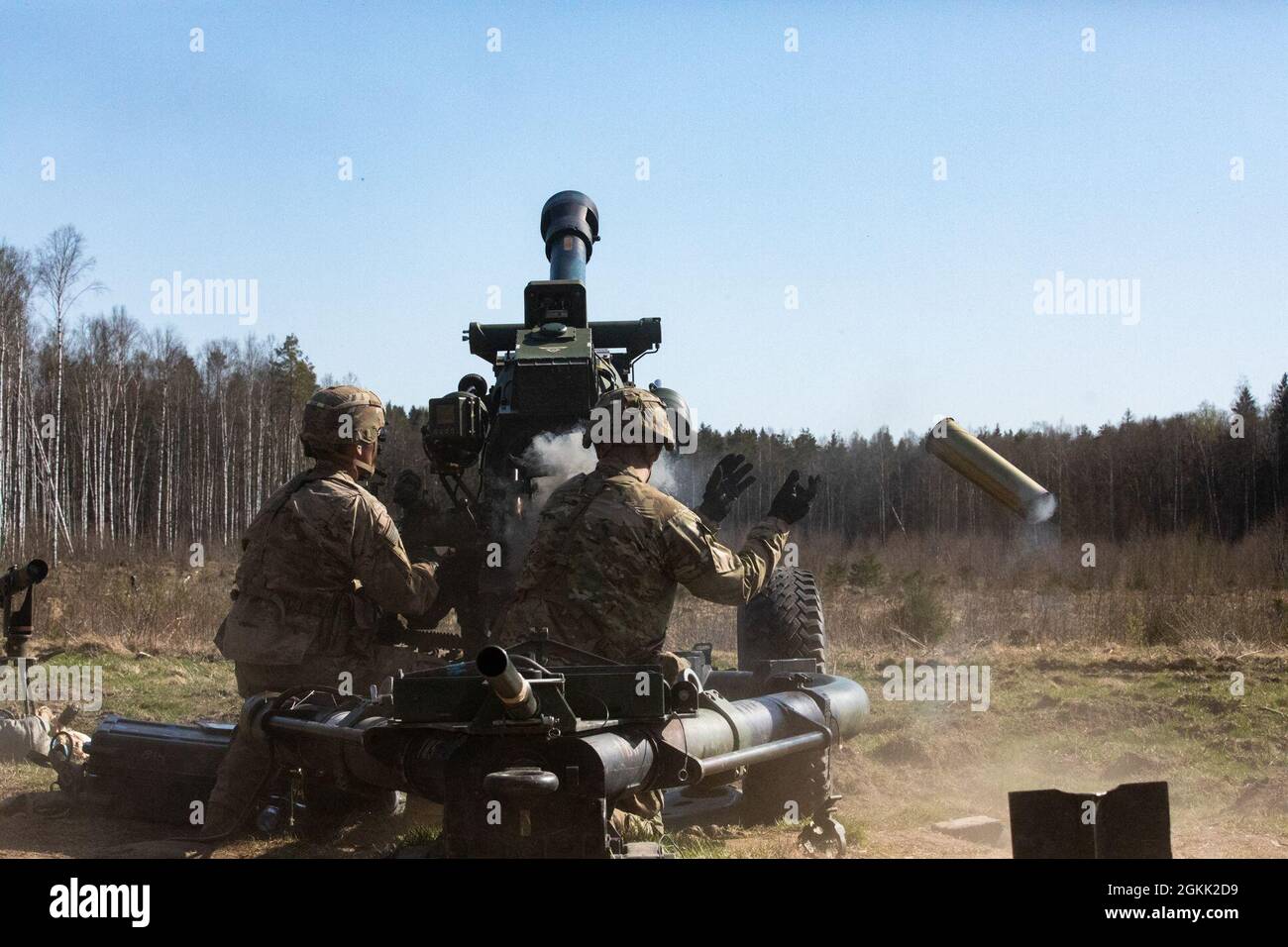 Ein US-Armeesoldat von Charlie Battery, 1. Bataillon, 319. Airborne Field Artillery Regiment, 3. Brigade Combat Team, 82. Airborne Division, schmißt während einer Feuerübung im Tapa Central Training Area, Estland, 11. Mai, eine ausgediente Panzerverkleidung von einer M119 105 mm Haubitze 2021 als Teil von Swift Response 21. Swift Response 21 ist eine verknüpfte Übung von DEFENDER-Europe 21, die spezielle Einsatzaktivitäten, Luftangriffe und Live-Feuerübungen in Estland, Bulgarien und Rumänien umfasst und die Interoperabilität zwischen NATO-Verbündeten und -Partnern in der Luft demonstriert. DEFENDER-Europe 21 ist ein Large-sc Stockfoto