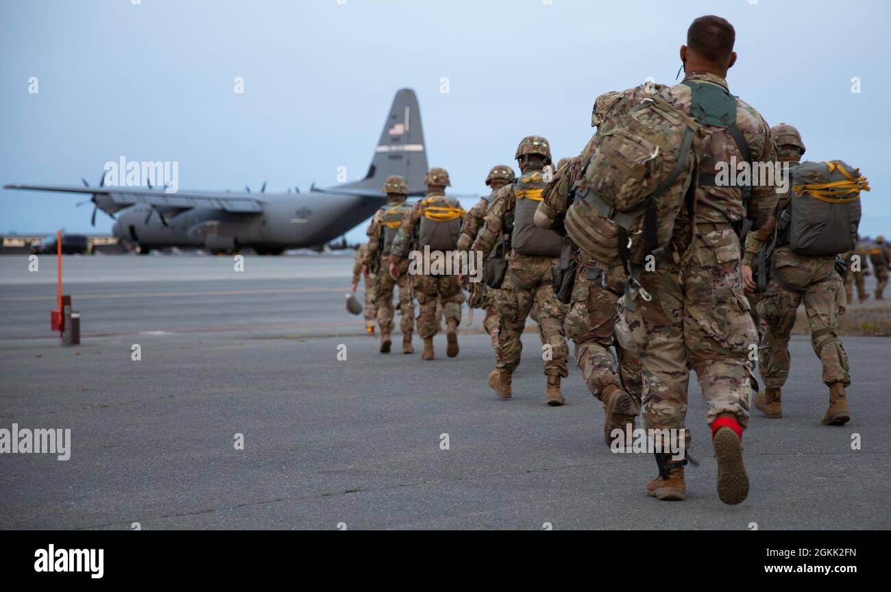 Fallschirmjäger der US-Armee, die dem 1. Bataillon (Airborne), dem 501. Infanterie-Regiment, zugewiesen sind, kommen an Bord eines C-130 Hercules für eine Fallschirmjägerübung auf der Joint Base Elmendorf-Richardson, 11. Mai 2021, Zur Unterstützung von Flugoperationen über dem Joint Pacific Alaska Range Complex und dem Golf von Alaska während der Übung Northern Edge 2021 (NE21). Die Fallschirmjäger-Übung bereitet die Gruppe vor, indem sie die Bereitschaft für alle Szenarien in einer nahtlosen, gemeinsamen Kampfumgebung übt und demonstriert. Etwa 15,000 US-Servicemitarbeiter nehmen an einer gemeinsamen Schulung Teil, die von U.S. Pac durchgeführt wird Stockfoto