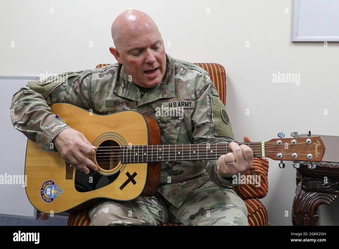 Kaplan der US-Armee (Maj.) Josh White, stellvertretender Kommandokaplan des US Army Central Forward, spielt auf seiner neuen Gitarre From Hearts to Heroes im Camp Arifjan, Kuwait, 11. Mai 2021 ein Lied. Nachdem White im Alter von 19 Jahren gelernt hat, Gitarre zu spielen, spielt er nun routinemäßig Gitarre für mehrere Gottesdienste jede Woche im Camp Arifjan. Stockfoto