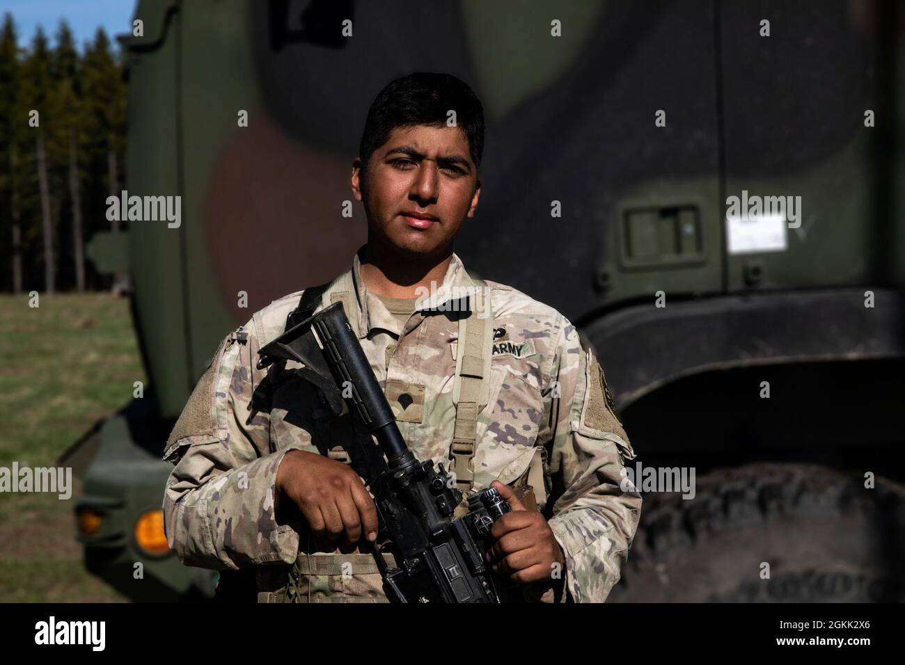 Lerne die US Army SPC kennen. Alejandro Guerrero, ein Funktelefonbetreiber mit Charlie Battery, 1. Bataillon, 319. Airborne Field Artillery Regiment, 3. Brigade Combat Team, 82. Airborne Division, einem gebürtigen O’Fallon, Illinois. Guerrero nahm kürzlich an Live-Feuerübungen mit britischen und französischen Artilleriesoldaten zur Unterstützung von Swift Response 21 Teil. „für mich war es spannend. Dies ist das erste Mal verlassen das Land für mich und das ist einer der Gründe, warum ich wollte, die 82. Beitreten war in der Lage, solche Dinge zu tun, ", sagte er. “Ich fand es gerade interessant mit der britischen Armee und sehen h Stockfoto