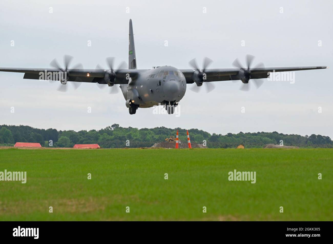 Ein C-130J Super Hercules, der dem 19. Luftlift-Flügel zugewiesen wurde, landet auf der neuen Sturmlandezone der Installation auf der Little Rock Air Force Base, Arkansas, 11. Mai 2021. Die kürzere Start- und Landebahn, die seit 2015 geschlossen ist, dient als Trainingsgerät für Piloten, um die Landung an kargen Standorten mit unfertigen oder kürzeren Start- und Landebahnen zu üben. Stockfoto