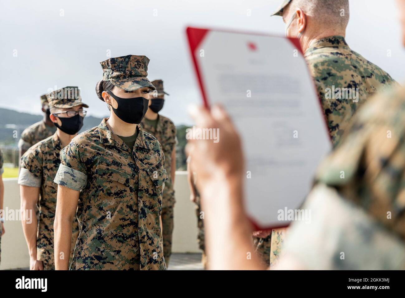 U.S. Marine Corps CPL. Rachel Rael, eine administrative Spezialistin des Installations Personnel Administration Center (IPAC), steht während einer Preisverleihung auf Camp Foster, Okinawa, Japan, am 11. Mai 2021, im Blickpunkt. Chief Warrant Officer 3 Sambo Phoeuk, der vorübergehende Leiter der Zweigstelle für zusätzliche Aufgaben und Einsätze beim IPAC, wird als Personalreferent des Jahres 2020 ausgezeichnet, und Rael wird vom Marine Corps Manpower, Personnel and Administration Awards Program als Marine of the Year 2020 ausgezeichnet, Die jährlich Marines anerkennt, die beispielhaft für herausragende Leistungen stehen und Stockfoto