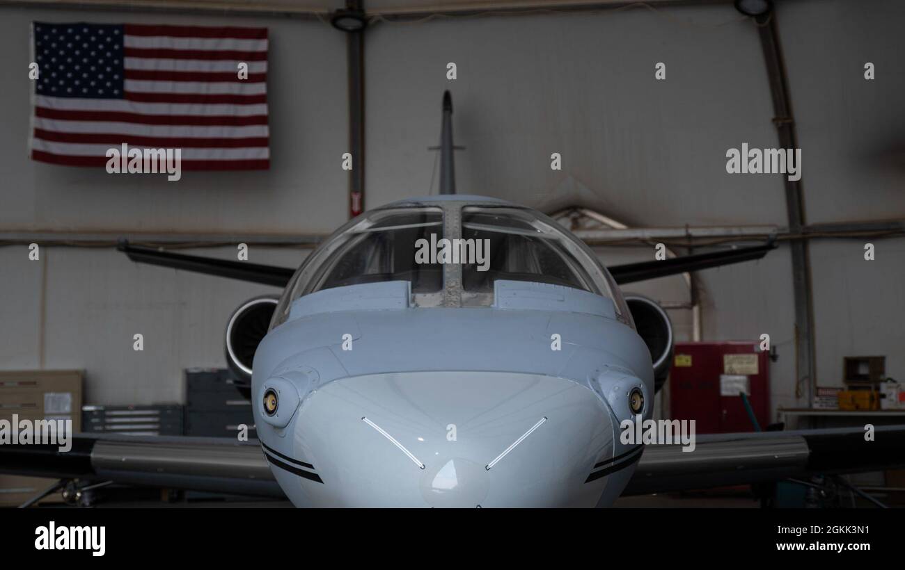 Eine UC-35A der US-Armee wird in einem Hangar auf dem Luftwaffenstützpunkt Ali Al Salem, Kuwait, 11. Mai 2021, gelagert. UC-35As fliegen mit höheren Fluggeschwindigkeiten und Höhen als Armeehubschrauber und werden für die Verlegung von Dienstmitgliedern, einschließlich hochrangiger Führungskräfte, bevorzugt. Stockfoto