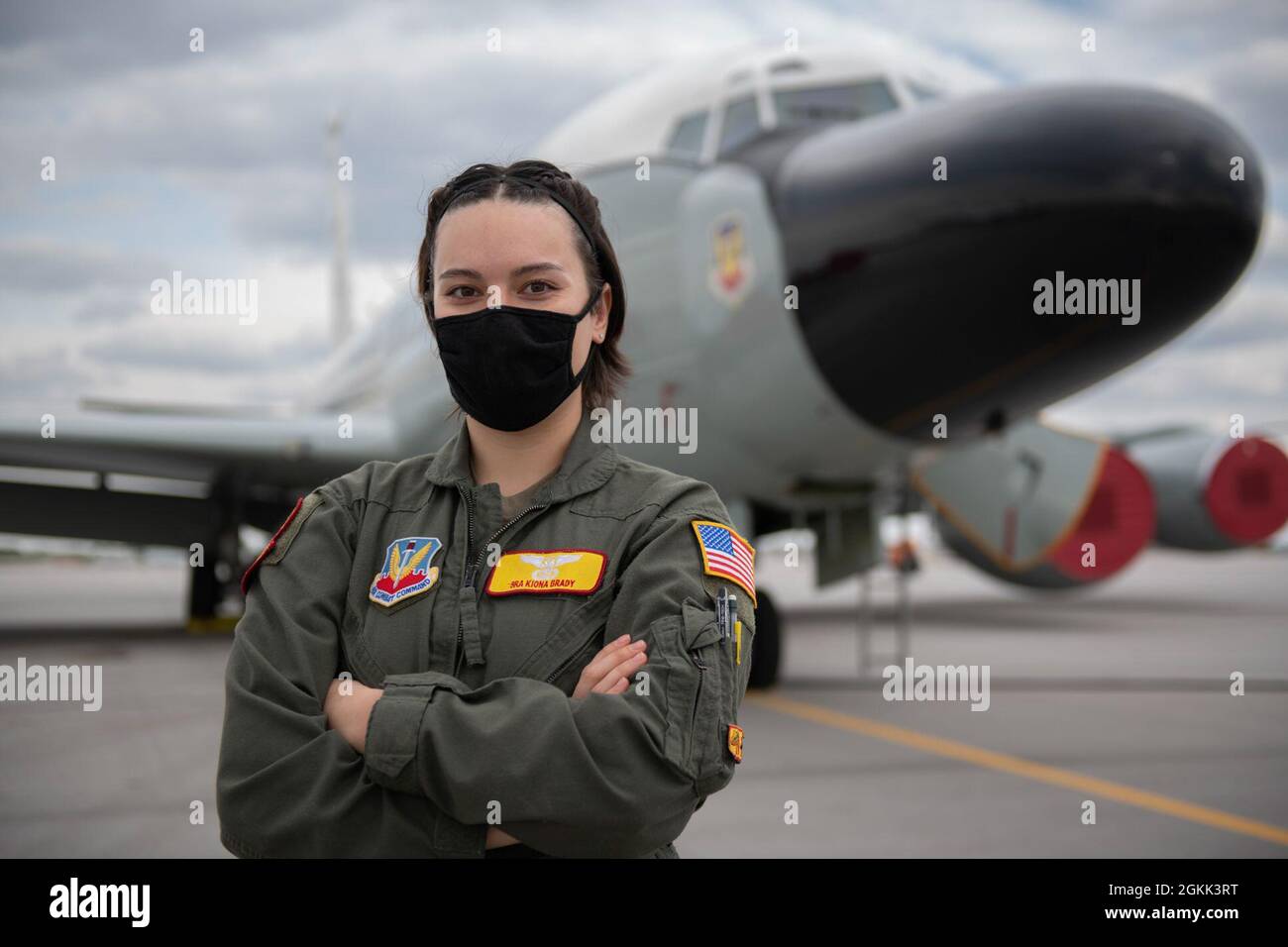 Der Senior Airman Kiona Brady, 97. Geheimdienstgeschwader, posiert für ein Foto am Lincoln Airport, Nebr., 11. Mai 2021. Flieger von verschiedenen Offutt Air Force Base, Nebrar, Schwadronen posierten für Fotos in der Nähe eines RC-135V/W Nietgelenks. Stockfoto