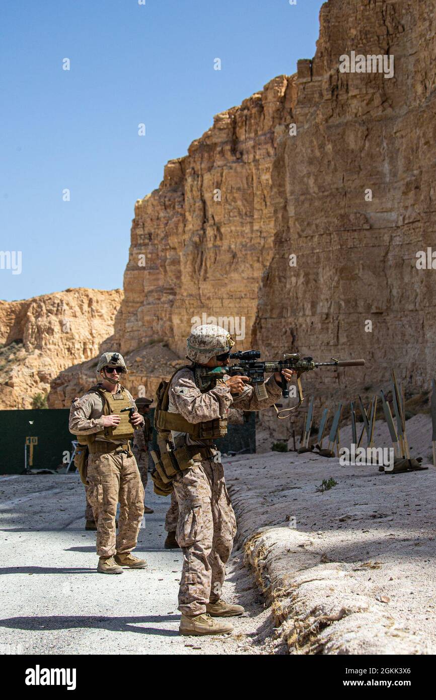 Ein US-Marine mit dem 2. Bataillon, 1st Marines, der Special Purpose Marine Air-Ground Task Force – Crisis Response – Central Command (SPMAGTF-CR-CC) zugewiesen wurde, feuert sein automatisches M27-Infanterie-Gewehr als Teil eines Kampfschießkampfbereichs in Jordanien, 11. Mai 2021. SPMAGTF-CR-CC wurde entwickelt, um schnell und effizient auf eine Vielzahl von militärischen Operationen zu reagieren, die Luftfahrt-, Boden- und Logistikanlagen nutzen. Stockfoto