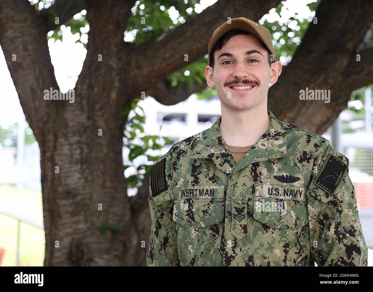 Commander, Submarine Group Seven begrüßt Electronics Technician (Submarine) Navigation 1st Class Braden Wertman, ein gebürtiger Olmsted Falls, Ohio, und begeisterter Felskletterer kommt nach einem erfolgreichen Einsatz an Bord der USS Alaska (SSBN 732) zu uns. Er tritt der N6-Abteilung bei, wo er hofft, einen Abschluss zu machen, für Chief ausgewählt zu werden und die japanische Kultur zu erkunden. Wertman wird von seiner Frau Julia begleitet. Stockfoto