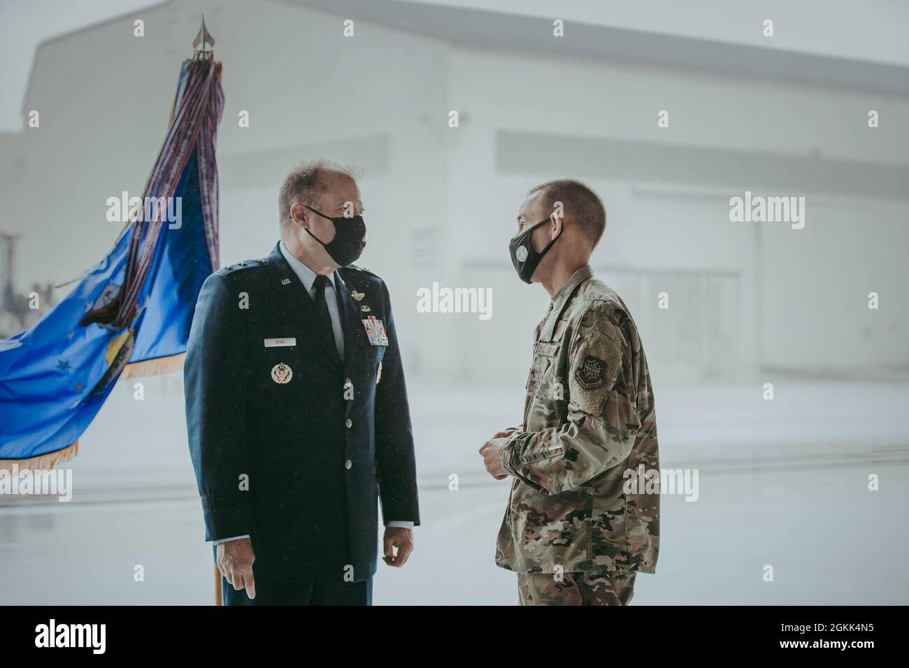 Maj. General Thad T. BIBB Jr., Kommandant der 18. Luftwaffe, spricht mit dem Kommandanten des Luftwaffenstützpunktes 628, Col. Marc Greene, nach der Übernahme des Kommandos durch den 437. Luftlift Wing auf der Joint Base Charleston, S.C., 12. Mai 2021. BIBB und Greene begrüßten den neuen 437. AW-Kommandanten, Oberst Robert Lankford und seine Familie. Stockfoto