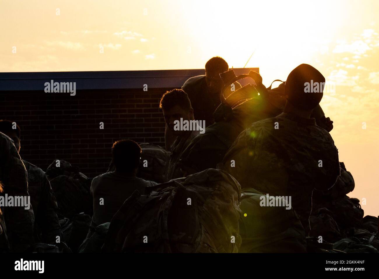 AMARI, Estland – Soldaten der US-Armee, die dem Kampfteam der 3. Brigade, der 82. Luftlandedivision, zugewiesen wurden, laden Beutel, um Europa vom Amari Air Base, Estland, zu verlassen, 13. Mai 2021, nachdem sie an Swift Response 21 teilgenommen hatten. Swift Response 21 ist eine verknüpfte Übung von DEFENDER-Europe 21, die spezielle Einsatzaktivitäten, Luftangriffe und Live-Feuerübungen in Estland, Bulgarien und Rumänien umfasst und die Interoperabilität zwischen NATO-Verbündeten und -Partnern in der Luft demonstriert. DEFENDER-Europe 21 ist eine groß angelegte Übung der US-Armee, die darauf ausgelegt ist, Bereitschaft und Interoperabilität zwischen den USA zu schaffen Stockfoto