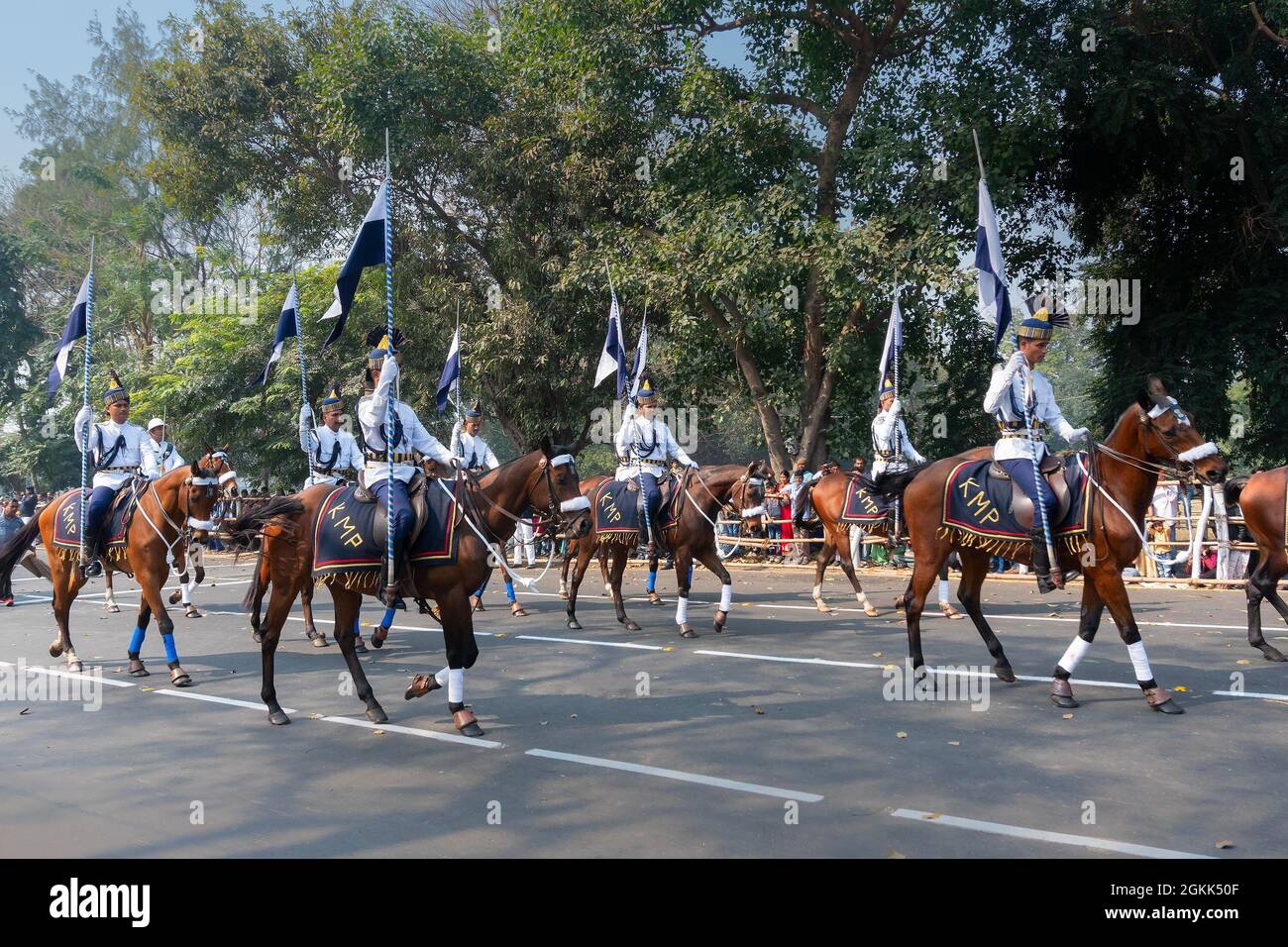 Kolkata, Westbengalen, Indien - 26. Januar 2020 : Kolkata Mounted Police (KMP) Offiziere marschieren auf ihren Pferden mit Fahnen vorbei, für Indian Repub Stockfoto