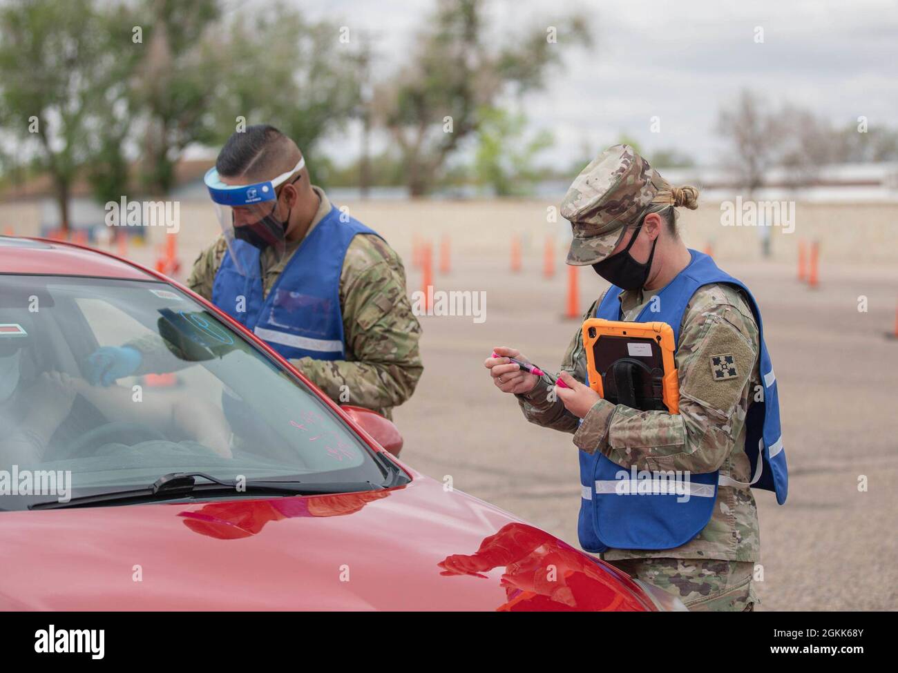 US Army Sgt. David Miranda, links, und SPC. Kerri Jepson, rechts, Kampfmediziner, die dem Kampfteam der 2. Stryker Brigade, 4. Infanterie-Division, zugewiesen sind, arbeiten zusammen, um ein Gemeindemitglied im Gemeinschafts-Impfzentrum auf dem Colorado State Fairgrounds in Pueblo, Colorado, zu impfen, 12. Mai 2021. Die Soldaten sind mit der Federal Emergency Management Agency (FEMA) und zivilen Krankenschwestern als Teil einer gesamtstaatlichen Reaktion auf die Impfung von Mitgliedern der Pueblo-Gemeinschaft zusammengebracht. Das U.S. Northern Command, das über die U.S. Army North verfügt, ist weiterhin bestrebt, die Flexibilität des Department of zu gewährleisten Stockfoto