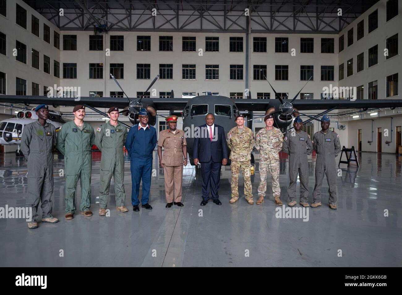 US Air Force Combat Aviation Advisors beauftragt, Air Force Special  Operations Command CAA Team OAD 7 EK11, präsentieren Kenias neu erworbenen  C-145 Skytruck an Präsident Uhuru Kenyatta und kenianische Beamte in  Nairobi,
