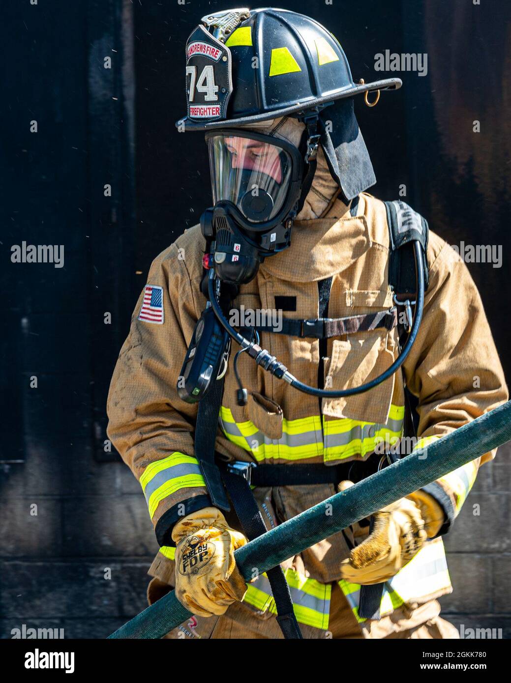 Personal Sgt. Christopher Carpin, ein Pennsylvania Air National Guardsman, der dem 171. Air Betanking Wing Civil Engineer Squadron zugewiesen wurde, nimmt am 13. Mai 2021 an einer Live-Feuerausbildung im Allison Park, Pennsylvania, Teil. Wachmänner, die am 171. Lufttankflügelzug der Allegheny County Fire Academy untergebracht waren. Stockfoto