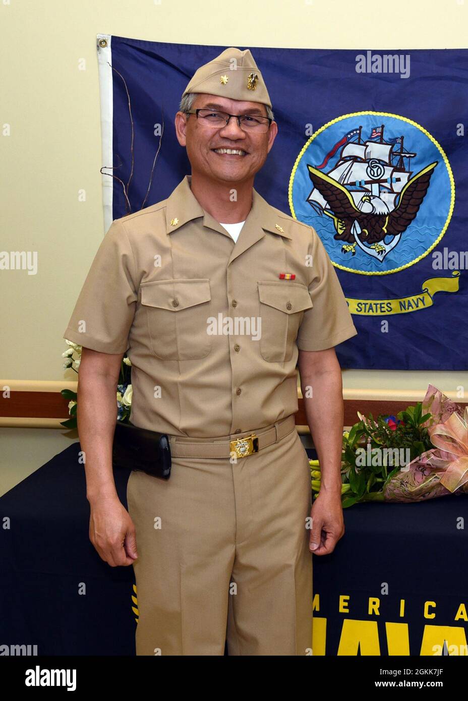 VICTORIA, Texas – (13. Mai 2021) Dr. Peter Nguyen (links) aus Victoria, Texas, der medizinische Direktor für WellMedicine, erhielt eine direkte kommission als Leutnant Commander in der US Navy Reserve am Post Acute Medical (PAM) Rehabilitation Hospital. Nguyen, 54, trat der amerikanischen Marine bei, um dem Dienst, der das Leben seiner Familie rettete, etwas zurückzugeben. Als Nguyen neun Jahre alt war, bestiegen er und seine Familie ihr Fischerboot in Vietnam, um dem Kommunismus zu entkommen, und während er auf See war, wurde er von einem US-Navy-Schiff gerettet und in Amerika in Freiheit gebracht. Der Eid wurde von LT. Cmdr. Allen Cordova, ein Offizier Stockfoto