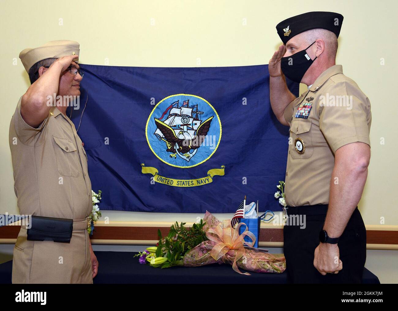 VICTORIA, Texas – (13. Mai 2021) Dr. Peter Nguyen (links), aus Victoria, Texas, der medizinische Direktor für WellMedicine, grüßt erstmals den Navy Counselor First Class Ryan Evans, einen medizinischen Offizier, der Programme Recruiter, der der Navy Talent Acquisition Group (NTAG) San Antonio zugewiesen wurde, Nach Erhalt einer direkten kommission als Leutnant Commander in der US Navy Reserve im Post Acute Medical (PAM) Rehabilitation Hospital. Nguyen, 54, trat der amerikanischen Marine bei, um dem Dienst, der das Leben seiner Familie rettete, etwas zurückzugeben. Als Nguyen neun Jahre alt war, stiegen er und seine Familie in Vietnam in ihr Fischerboot ein Stockfoto