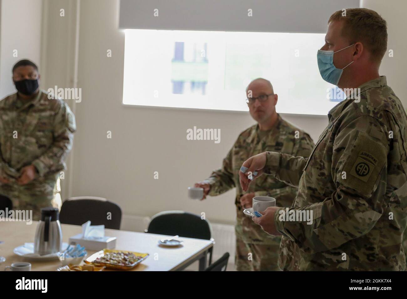 TALLINN, Estland – US-Armeekapläne, Maj. Matthew Shenton und Kapt. Michael Bielefeld und stellvertretender Kaplan, Sgt. Divann Jackson, vom Kampfteam der 3. Brigade, 82. Luftlandedivision, erhielt Kaffee, den ihnen die Seelsorger der estnischen Verteidigungskräfte zur Unterstützung von Swift Response 21 angeboten hatten, hier, 13. Mai 2021. Swift Response 21 ist eine verknüpfte Übung von DEFENDER-Europe 21, die spezielle Einsatzaktivitäten, Luftangriffe und Live-Feuerübungen in Estland, Bulgarien und Rumänien umfasst und die Interoperabilität zwischen NATO-Verbündeten in der Luft demonstriert. DEFENDER-Europe 21 ist ein l Stockfoto