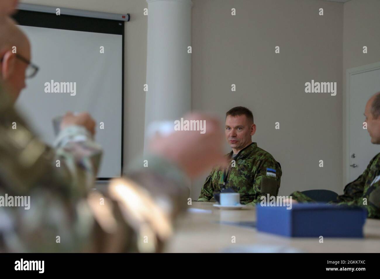TALLINN, Estland – USA Armeekapläne, Maj. Matthew Shenton und Kapitän Michael Bielefeld, zusammen mit Kaplan-Assistent, Sgt. Divann Jackson und Religious Affairs Sgt. Samuel Bobbitt, vom Kampfteam der 3. Brigade, 82. Luftwaffendivision, trinkt Kaffee und spricht mit den Geistlichen der estnischen Verteidigungskräfte, Capt. Tõnis Kark und Capt. Vor Lilleorg, zur Unterstützung von Swift Response 21, hier, 13. Mai 2021. Swift Response 21 ist eine verknüpfte Übung von DEFENDER-Europe 21, die spezielle Einsatzaktivitäten, Luftangriffe und Live-Feuerübungen in Estland, Bulgarien und Rumänien umfasst und Airborn demonstriert Stockfoto