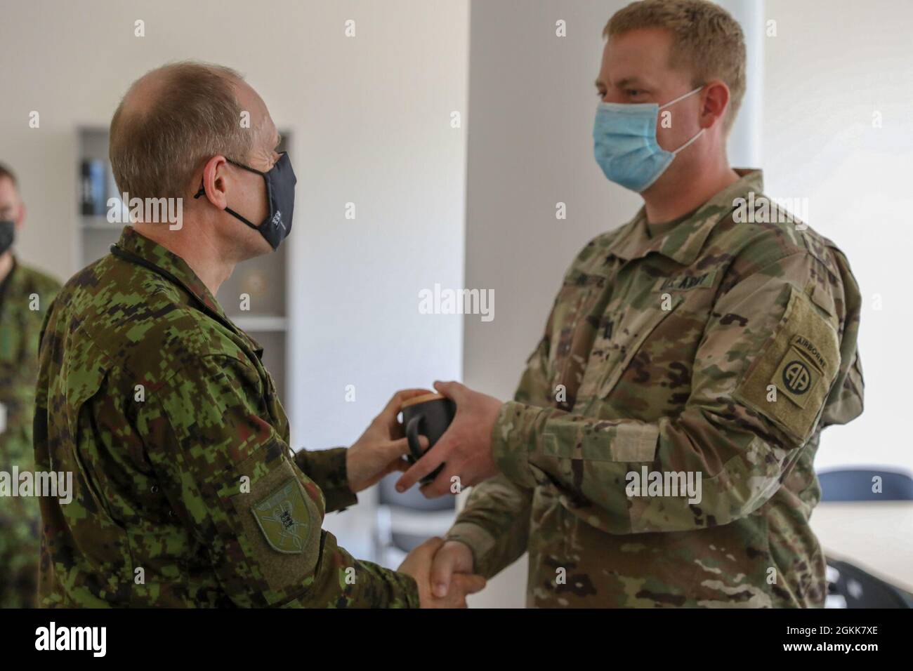 TALLINN, Estland – USA Armeekaplan, Kapitän Michael Bielefeld vom 508. Fallschirmjäger-Infanterie-Regiment, Kampfteam der 3. Brigade, 82. Luftwaffendivision und Kaplan der estnischen Verteidigungskräfte, Kapitän Ago Lilleorg, schüttelt die Hände, als Kapitän Lilleorg Kapitän Bielefeld einen Kaffeebecher als Geschenk für ihren Besuch zur Unterstützung von Swift Response 21, hier, 13.Mai 2021. Swift Response 21 ist eine verknüpfte Übung von DEFENDER-Europe 21, die spezielle Einsatzaktivitäten, Luftangriffe und Live-Feuerübungen in Estland, Bulgarien und Rumänien umfasst und die Interoperabilität zwischen NATO-Verbündeten in der Luft demonstriert. DEFE Stockfoto