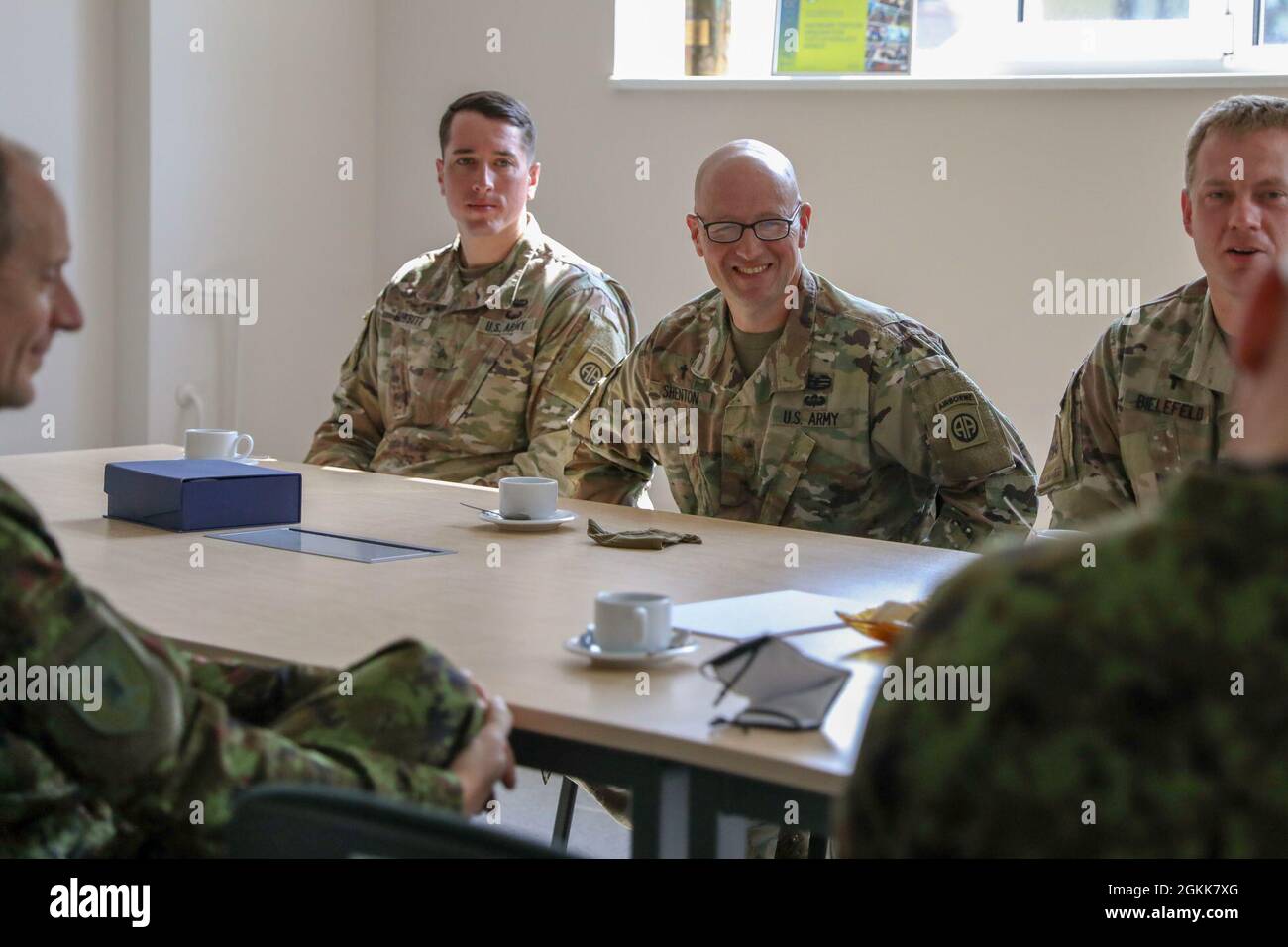 TALLINN, Estland – USA Armeechapläne, Maj. Matthew Shenton und Kapt. Michael Bielefeld, zusammen mit Religious Affairs Sgt. Samuel Bobbitt, vom Kampfteam der 3. Brigade, 82. Luftwaffendivision, trinkt Kaffee und spricht mit den Geistlichen der estnischen Verteidigungskräfte, Capt. Tõnis Kark und Capt. Vor Lilleorg, zur Unterstützung von Swift Response 21, hier, 13. Mai 2021. Swift Response 21 ist eine verknüpfte Übung von DEFENDER-Europe 21, die spezielle Einsatzaktivitäten, Luftangriffe und Live-Feuerübungen in Estland, Bulgarien und Rumänien umfasst und die Interoperabilität zwischen NATO-Verbündeten in der Luft demonstriert. ENTSCHÄRFUNG Stockfoto