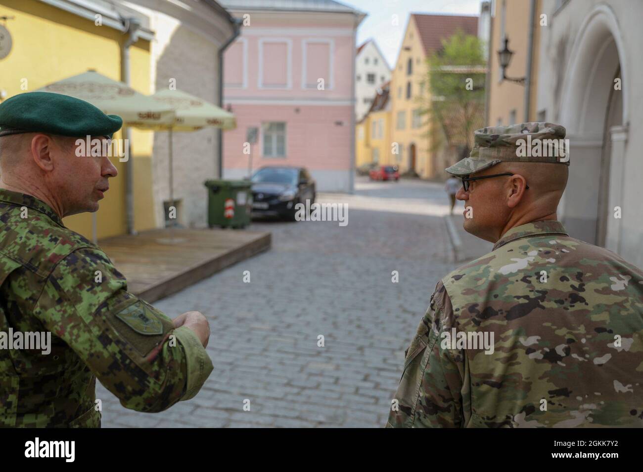 TALLINN, Estland – US-Armeekapläne, Maj. Matthew Shenton vom Kampfteam der 3. Brigade, 82. Luftlandedivision, im Anschluss an den Kaplan der estnischen Verteidigungskräfte, Capt. Tõnis Kark, als er der Gruppe eine Tour durch Tallinn zur Unterstützung von Swift Response 21 gibt, hier, 13. Mai 2021. Swift Response 21 ist eine verknüpfte Übung von DEFENDER-Europe 21, die spezielle Einsatzaktivitäten, Luftangriffe und Live-Feuerübungen in Estland, Bulgarien und Rumänien umfasst und die Interoperabilität zwischen NATO-Verbündeten in der Luft demonstriert. DEFENDER-Europe 21 ist eine groß angelegte Übung der US-Armee, die darauf ausgelegt ist, die Bereitschaft und zu stärken Stockfoto