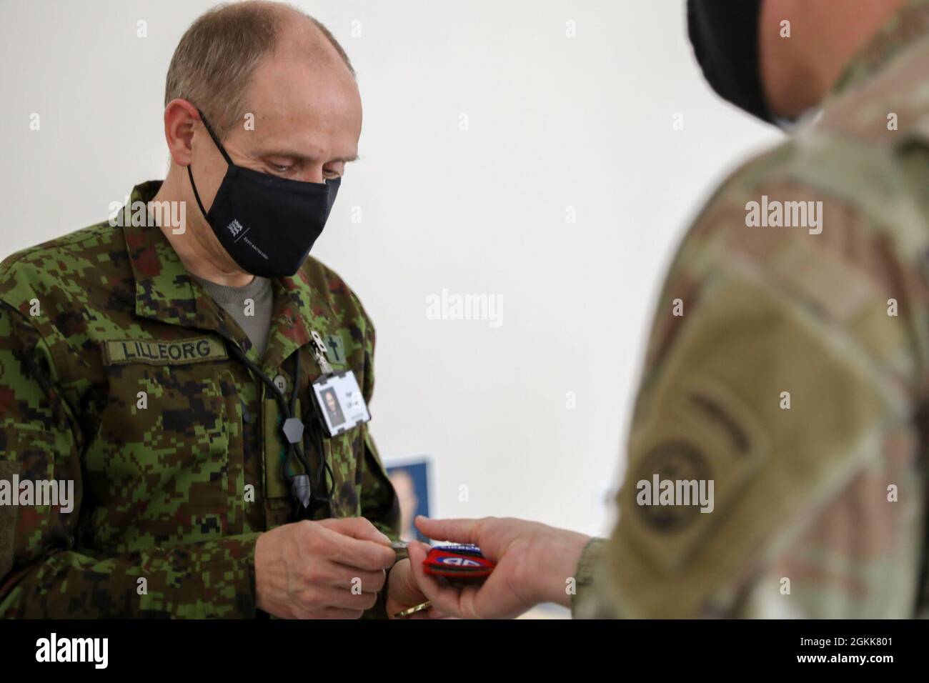TALLINN, Estland – Kaplan der US-Armee, Maj. Matthew Shenton und Kapt. Michael Bielefeld sowie Kaplan-Assistent, Sgt. Divann Jackson und Religious Affairs Sgt. Samuel Bobbitt, vom Kampfteam der 3. Brigade, 82. Luftlanddivision, übergab dem Geistlichen der estnischen Verteidigungskräfte, Capt. Ago Lilleorg, eine Challenge-Münze, einen 82. Luftlandepatch und einen Anhänger des Heiligen Michael, um sich an ihren Besuch zu erinnern, zur Unterstützung von Swift Response 21, hier, 13. Mai 2021. Swift Response 21 ist eine verknüpfte Übung von DEFENDER-Europe 21, die spezielle Betriebsaktivitäten, Luftangriffe und Live-Feuerübungen umfasst Stockfoto
