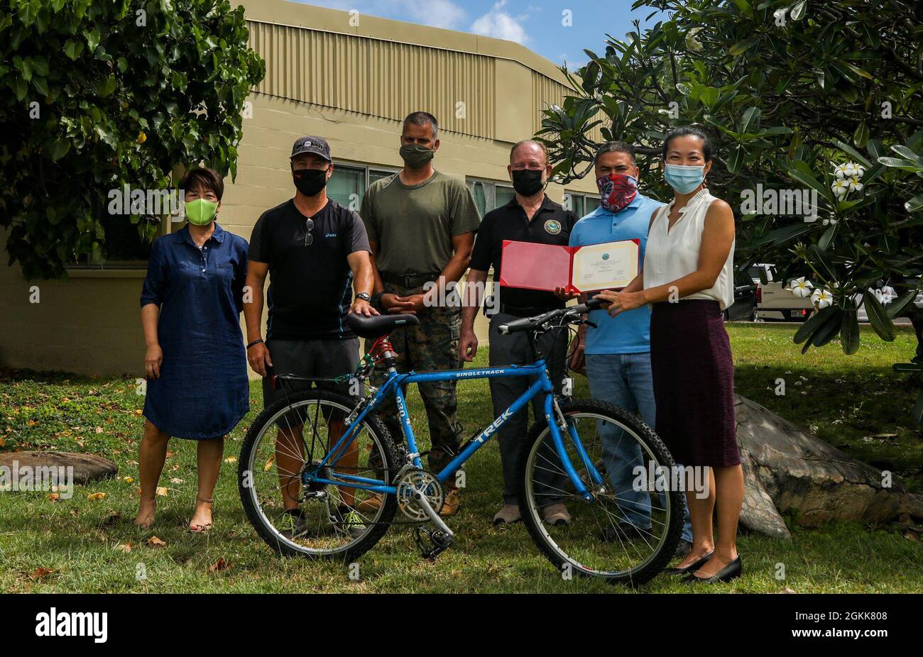 Von links nach rechts: Michele Chang, Koordinator für Umwelttraining, James Canighie, Programmleiter für Abfalldeponien, LT. Col. Tim Pochop, Direktor, Abteilung für Umweltschutz und Compliance, Roger Nall, Spezialist für Spill Response, Leni Coleman, Programmleiter und Koordinator von Emergency Medical Services, Und He Xu-Sadri, Air Program Manager bei Marine Corps Base Hawaii Environmental, erhält den dritten Platz der Abschlussbescheinigung für den Abschluss von 493.79 Meilen im Monat April 2021 auf MCBH. Der Wettbewerb wurde als eine Möglichkeit zur Förderung des Radsports, um zu reduzieren po statt Stockfoto