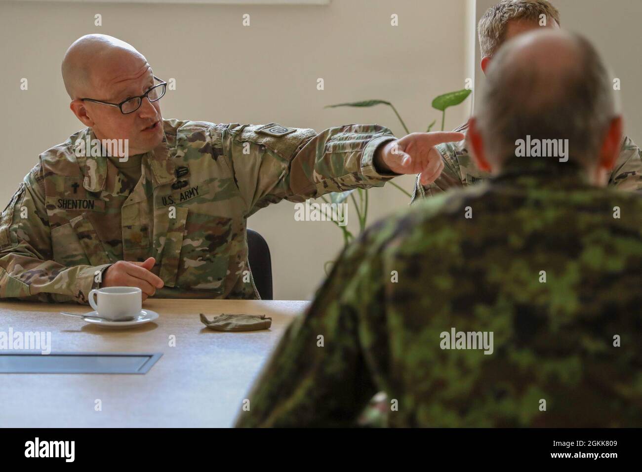 TALLINN, Estland – US-Armeekaplan, Maj. Matthew Shenton vom Kampfteam der 3. Brigade, 82. Luftlandedivision, im Gespräch mit Kaplan, Capt. Ago Lilleorg von der estnischen Verteidigungskraft zur Unterstützung von Swift Response 21, hier, 13. Mai 2021. Swift Response 21 ist eine verknüpfte Übung von DEFENDER-Europe 21, die spezielle Einsatzaktivitäten, Luftangriffe und Live-Feuerübungen in Estland, Bulgarien und Rumänien umfasst und die Interoperabilität zwischen NATO-Verbündeten in der Luft demonstriert. DEFENDER-Europe 21 ist eine groß angelegte Übung der US-Armee, die darauf ausgelegt ist, die Bereitschaft und Interoperabilität zwischen t aufzubauen Stockfoto